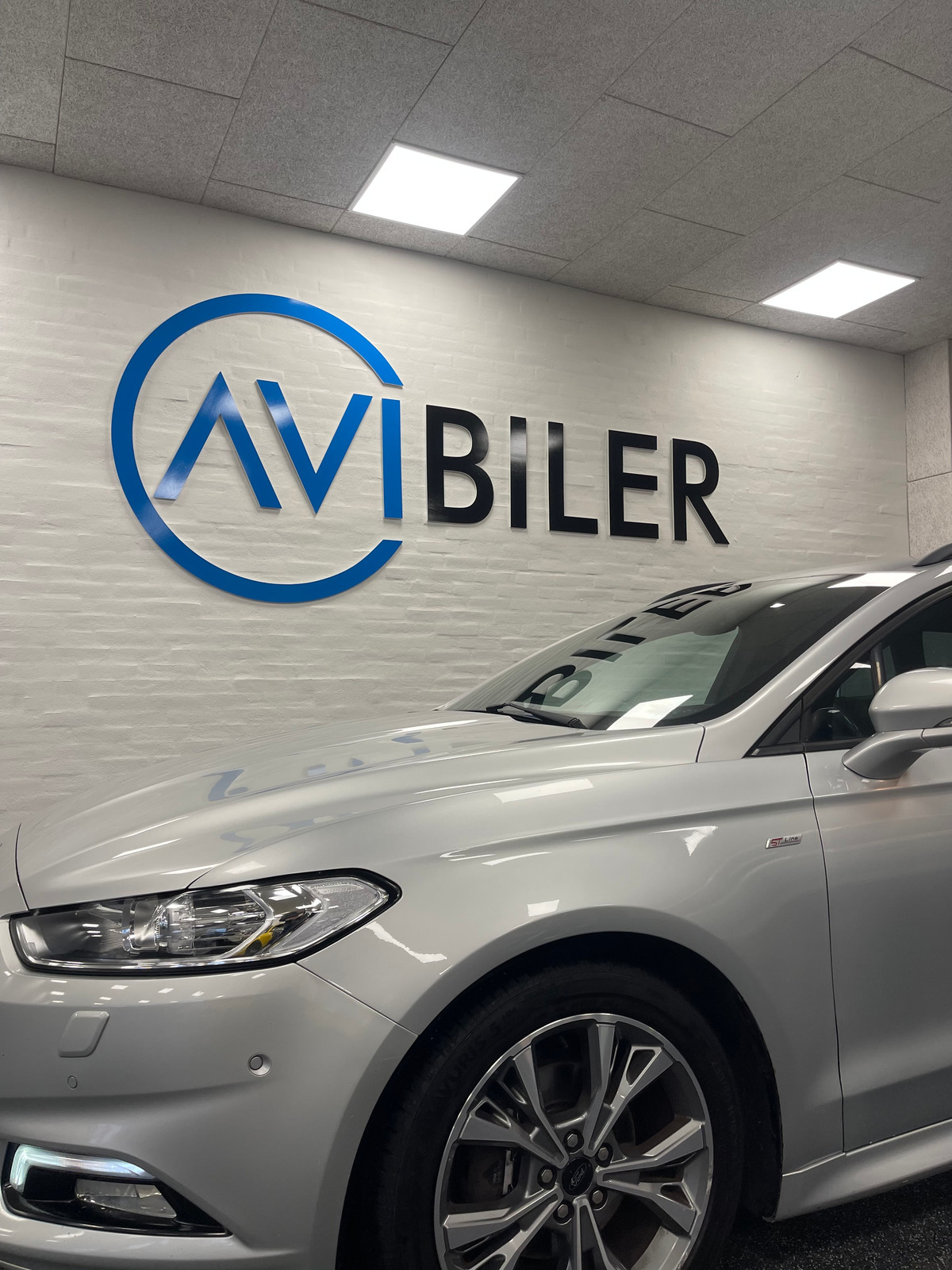 Sølv Ford Mondeo fra 2018