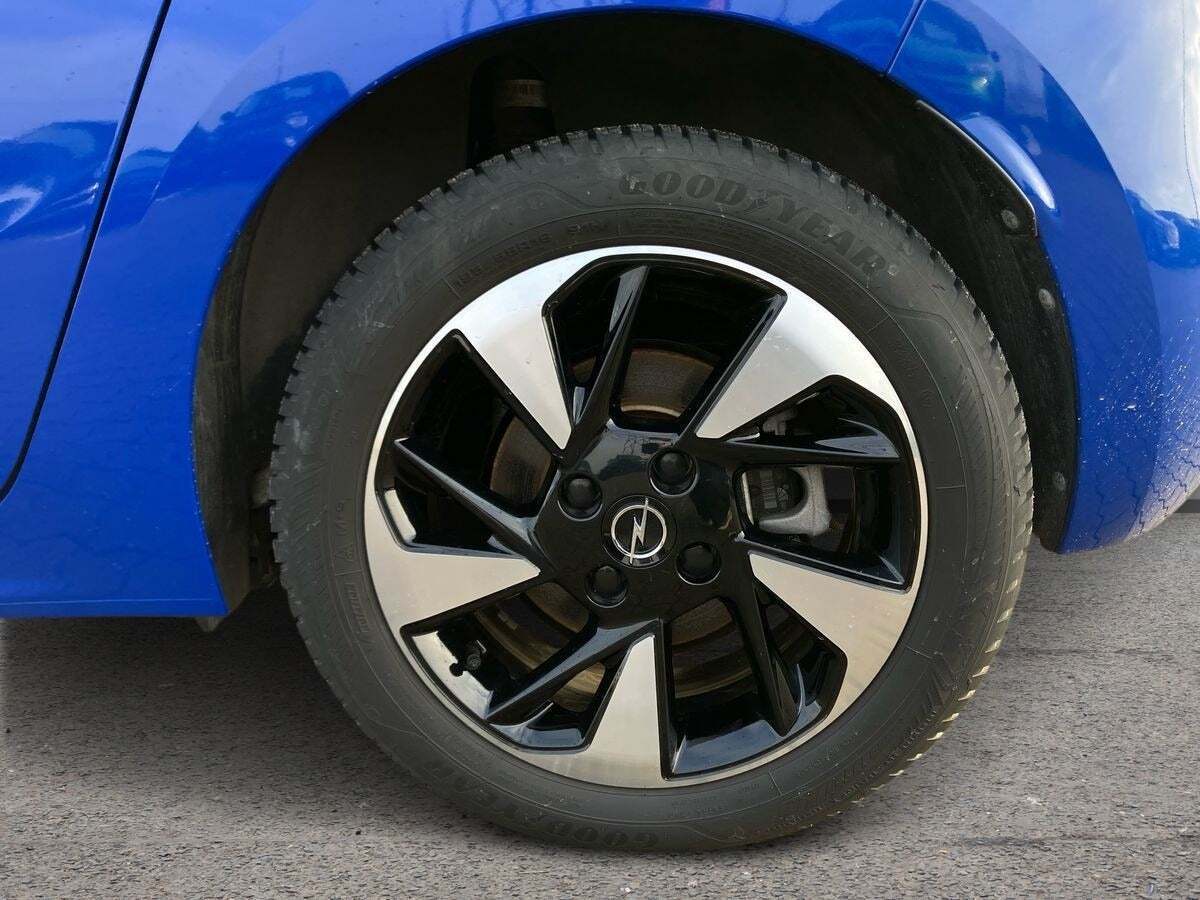 Blå Opel Corsa-e fra 2023