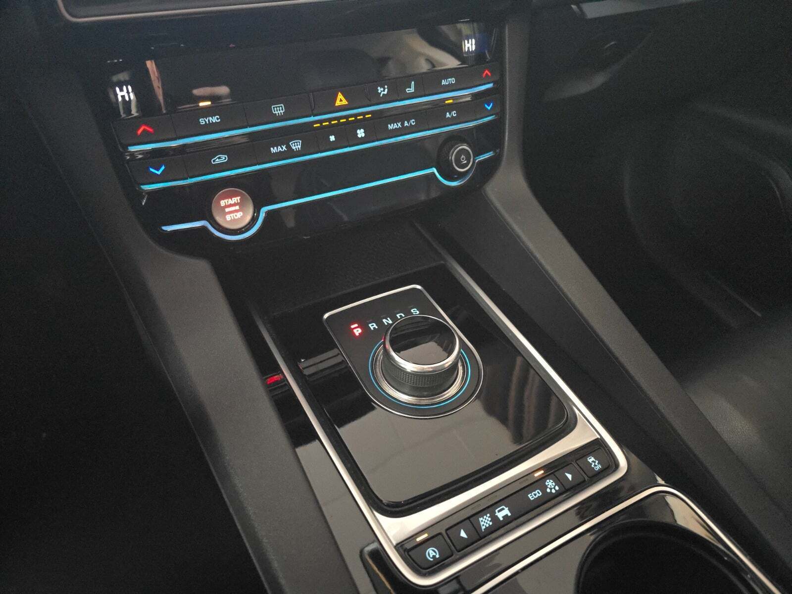 Sort Jaguar F-Pace fra 2017