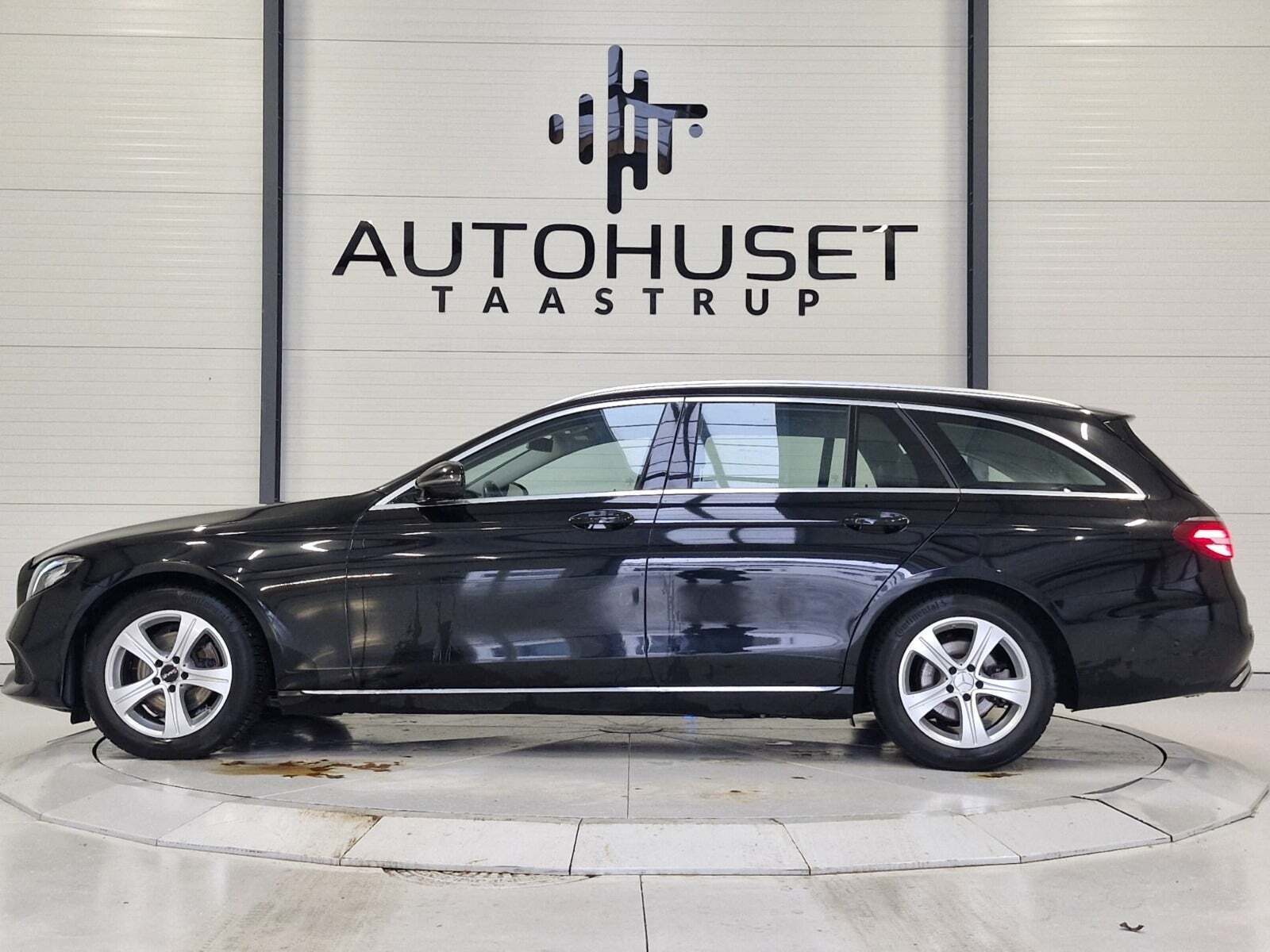 Sort Mercedes E220 d fra 2016