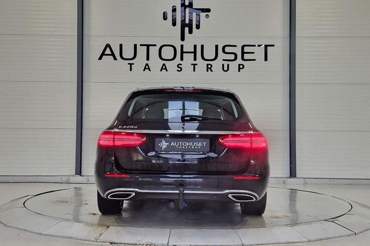 Sort Mercedes E220 d fra 2016