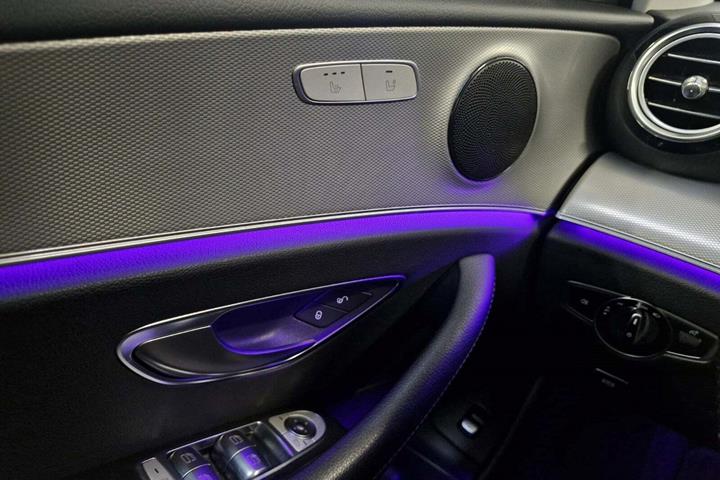 Sort Mercedes E220 d fra 2016