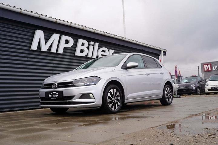 Sølv VW Polo fra 2019 set udefra