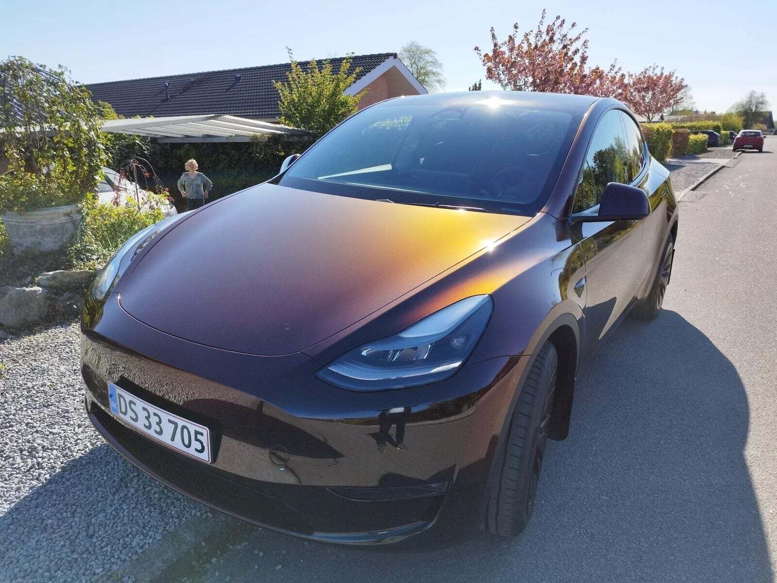 Rød Tesla Model Y fra 2023 set udefra