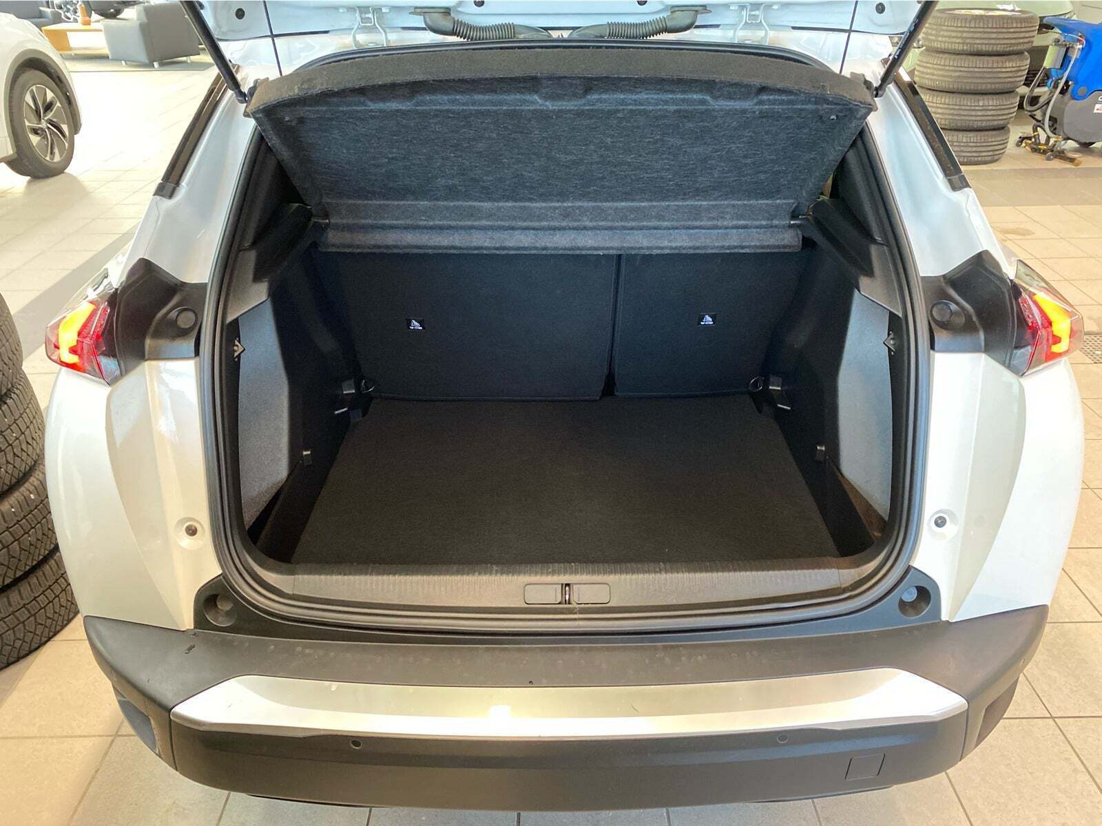 Hvid Peugeot e-2008 fra 2021