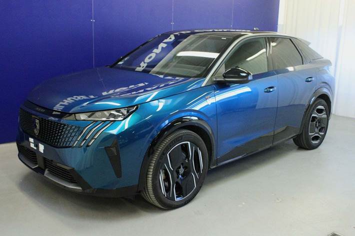 Blå Peugeot e-3008 fra 2024