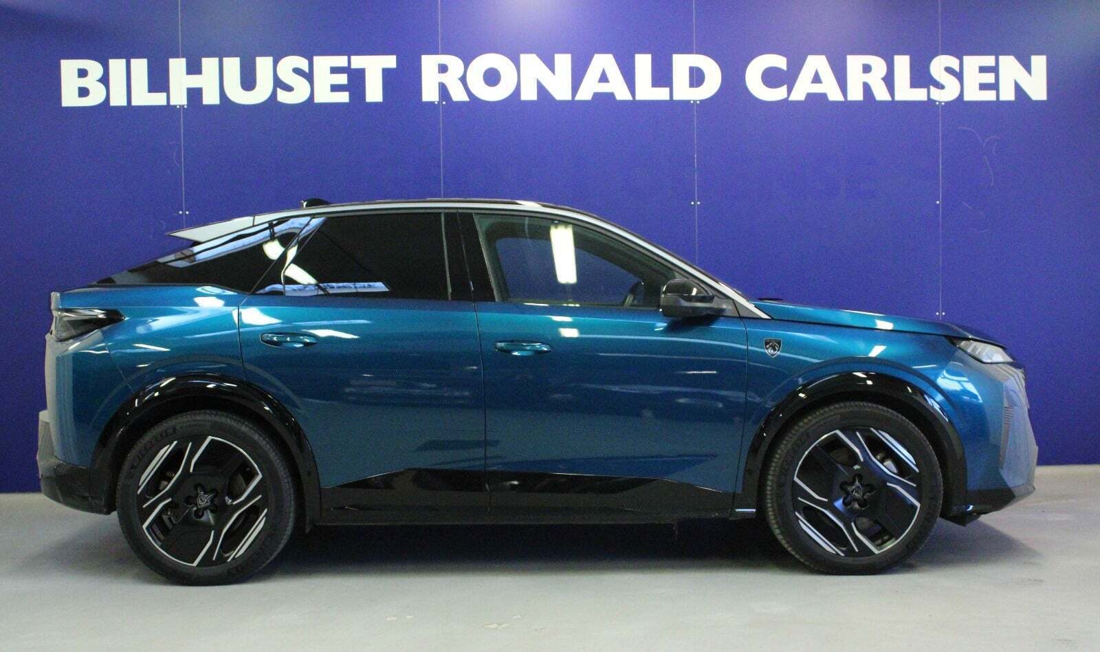 Blå Peugeot e-3008 fra 2024