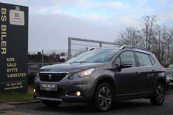 Grå Peugeot 2008 fra 2017 set udefra