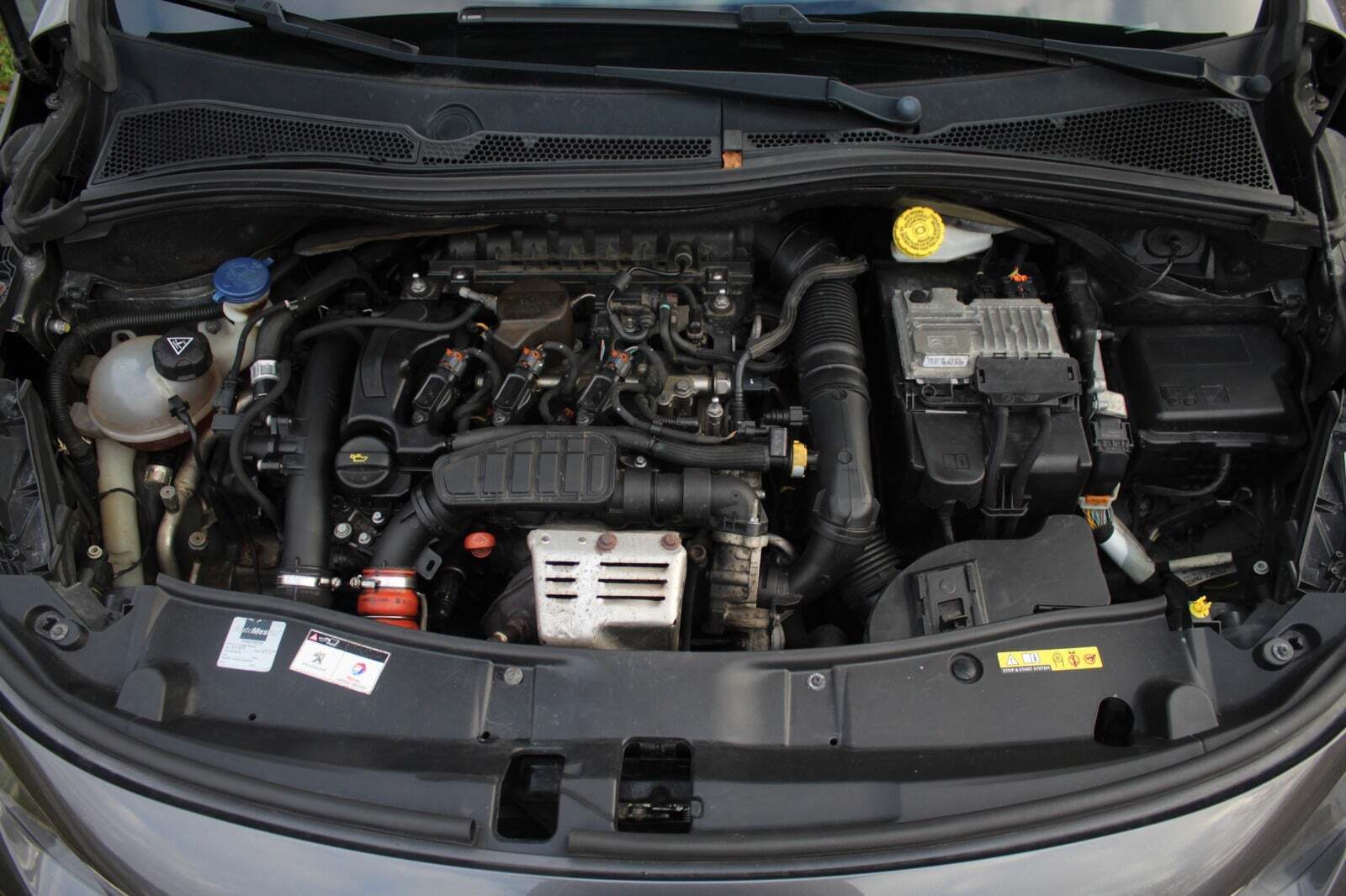 Grå Peugeot 2008 fra 2017