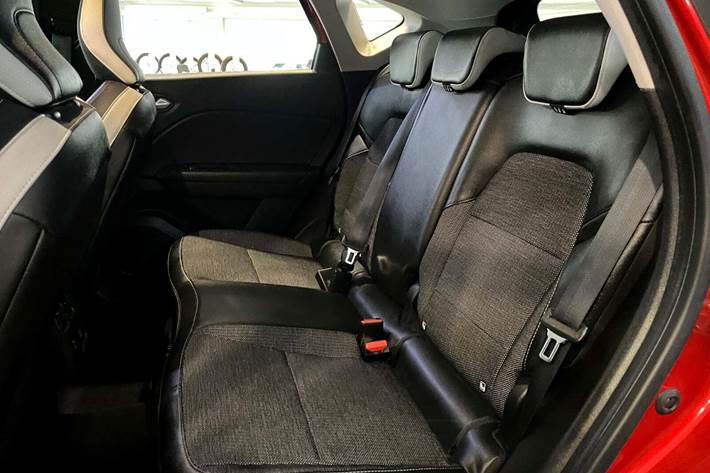 Rød Renault Captur fra 2021