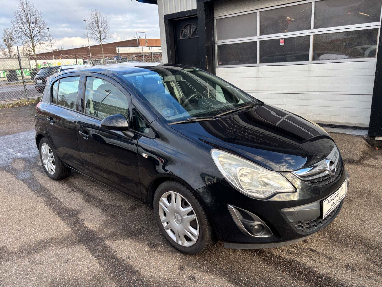 Sort Opel Corsa fra 2012 set udefra