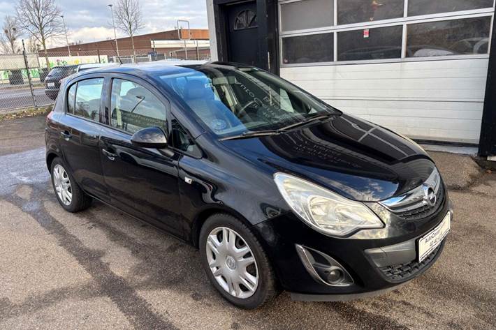 Sort Opel Corsa fra 2012 set udefra
