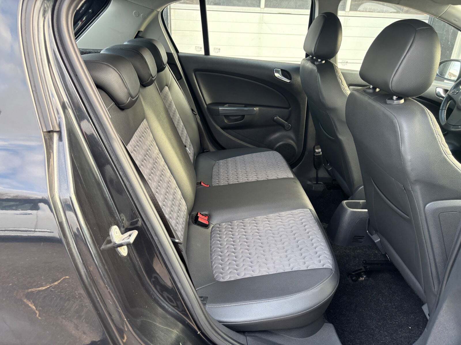 Sort Opel Corsa fra 2012