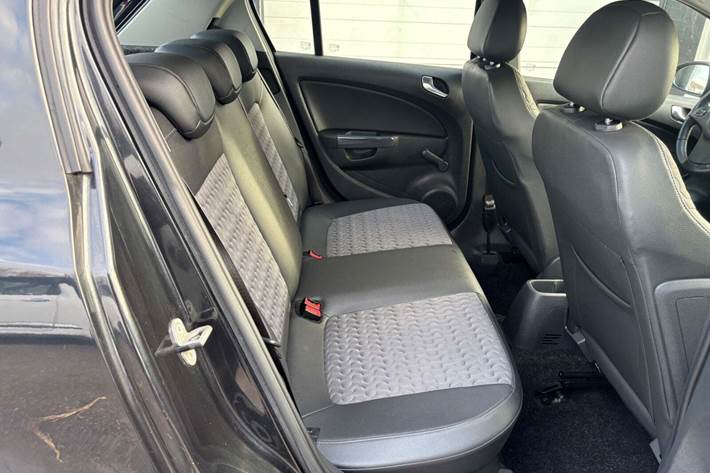 Sort Opel Corsa fra 2012