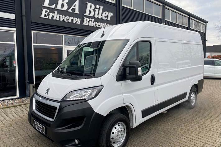 Hvid Peugeot Boxer 335 fra 2023 set udefra