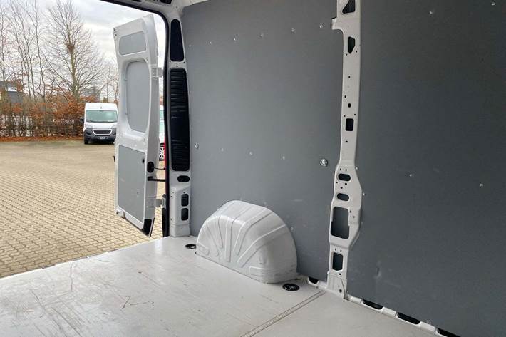 Hvid Peugeot Boxer 335 fra 2023