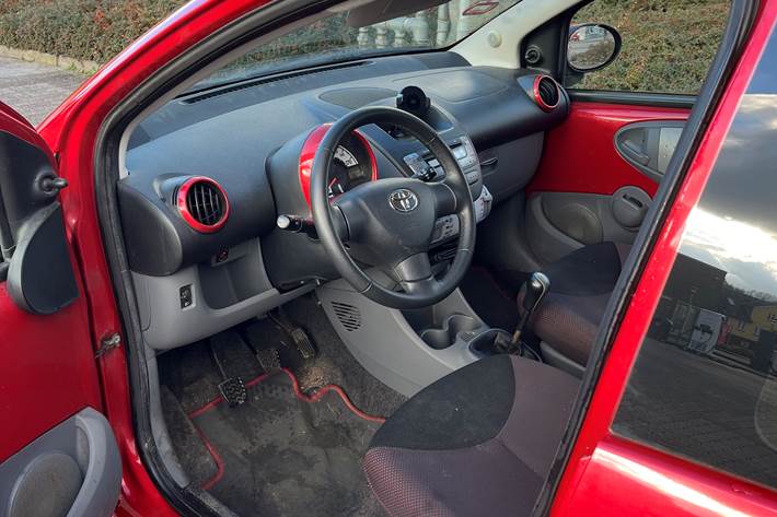 Rød Toyota Aygo 1,0 fra 2010