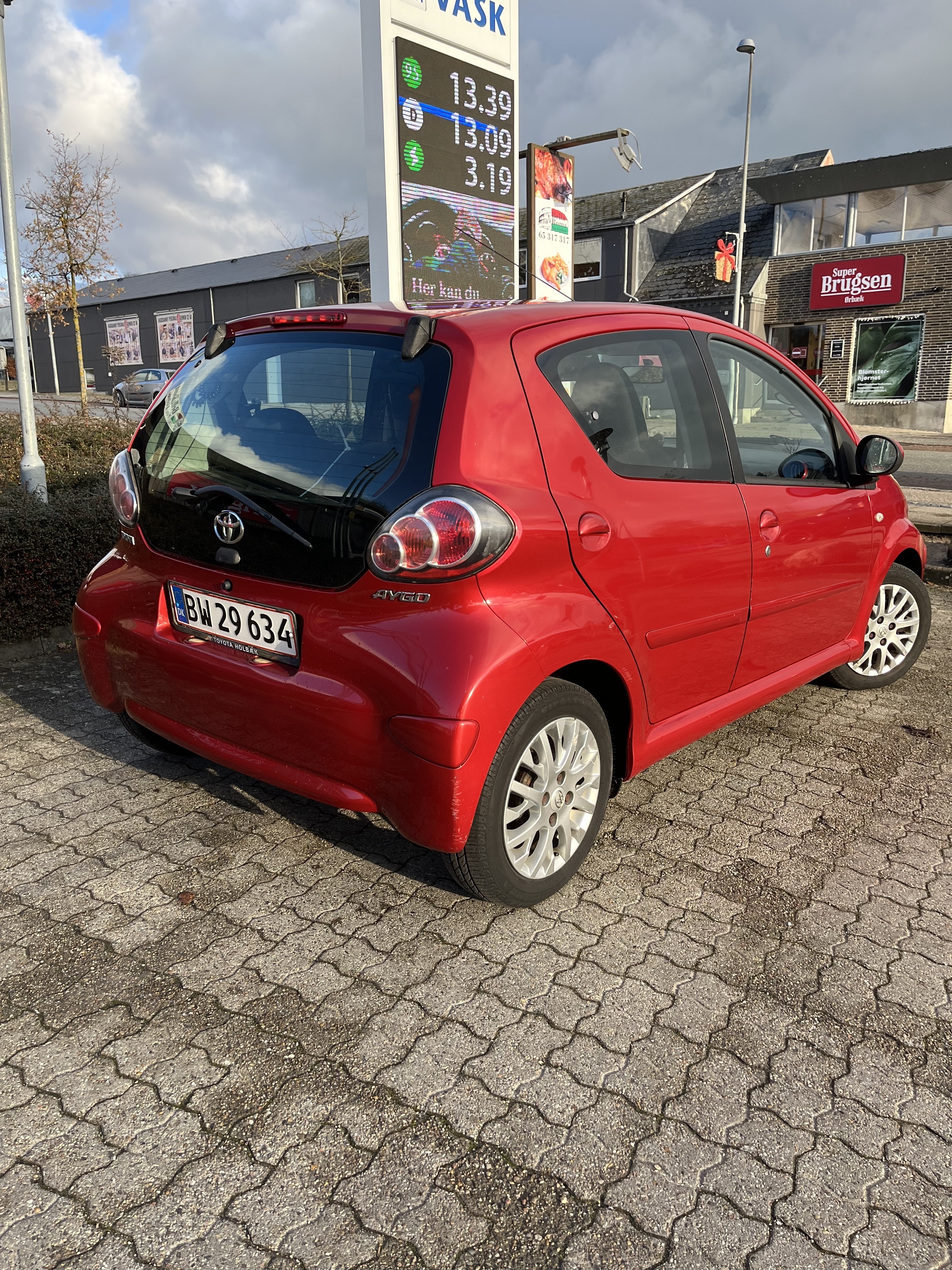 Rød Toyota Aygo 1,0 fra 2010