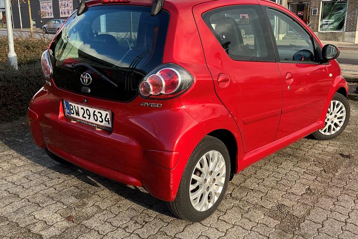 Rød Toyota Aygo 1,0 fra 2010