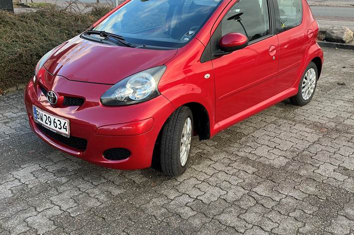 Rød Toyota Aygo 1,0 fra 2010