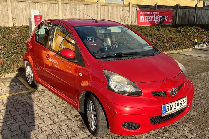 Rød Toyota Aygo 1,0 fra 2010