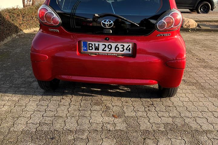 Rød Toyota Aygo 1,0 fra 2010