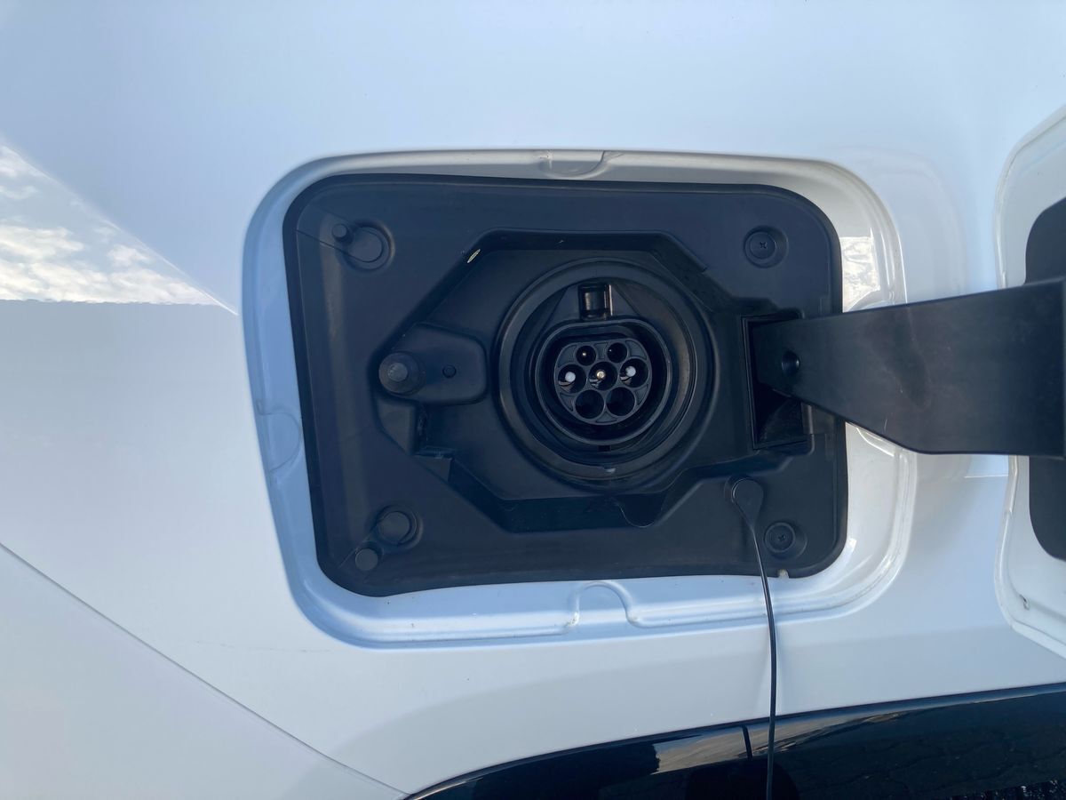 Hvid Toyota RAV4 Plug-in fra 2023