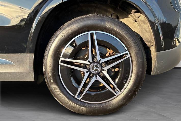 Sort Mercedes EQA 350 fra 2024 set udefra