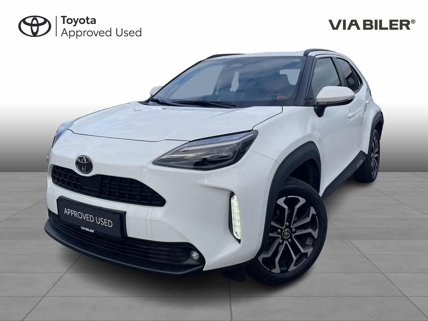 Hvid Toyota Yaris Cross fra 2024 set udefra