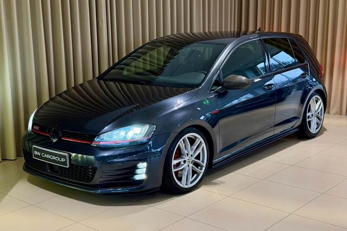 Grå VW Golf VII fra 2014 set udefra