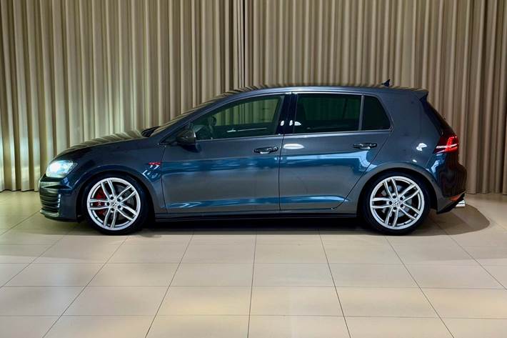 Grå VW Golf VII fra 2014