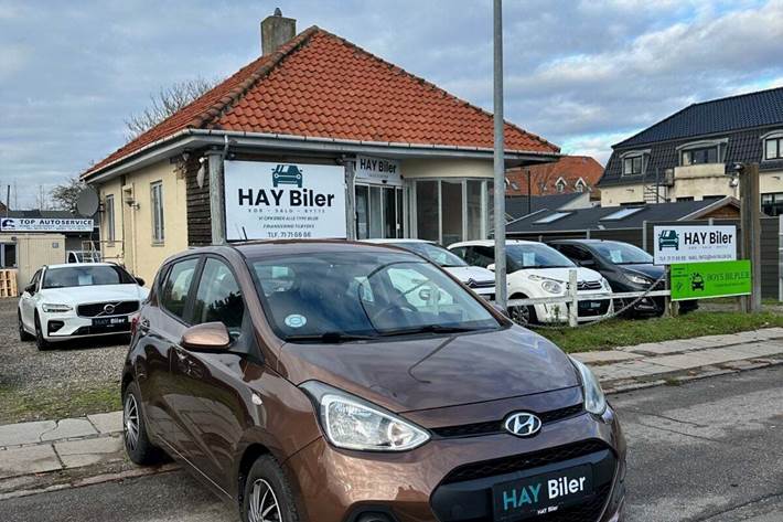 Brun Hyundai i10 fra 2016 set udefra