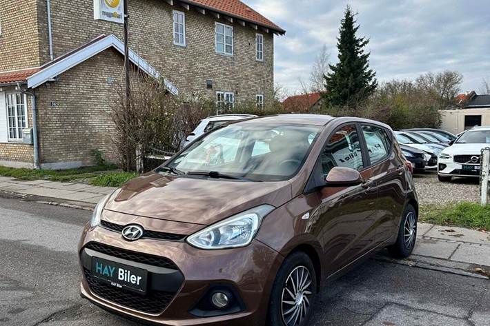 Brun Hyundai i10 fra 2016