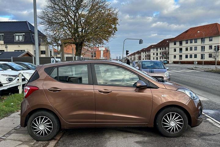 Brun Hyundai i10 fra 2016