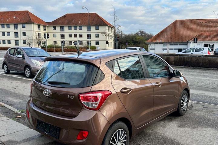 Brun Hyundai i10 fra 2016