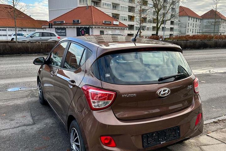 Brun Hyundai i10 fra 2016
