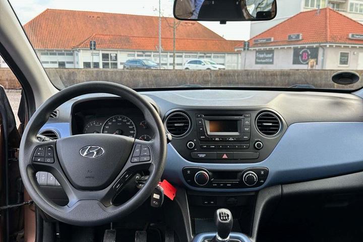 Brun Hyundai i10 fra 2016