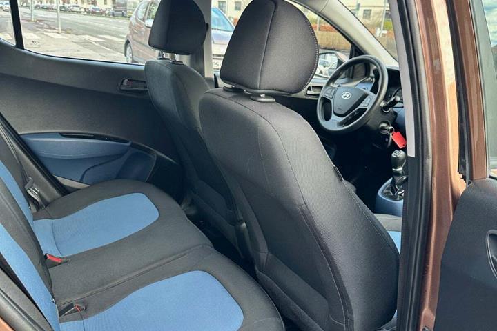 Brun Hyundai i10 fra 2016