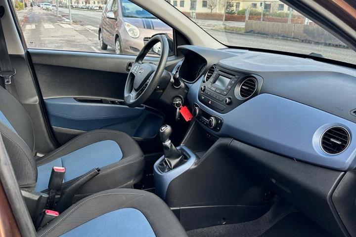 Brun Hyundai i10 fra 2016