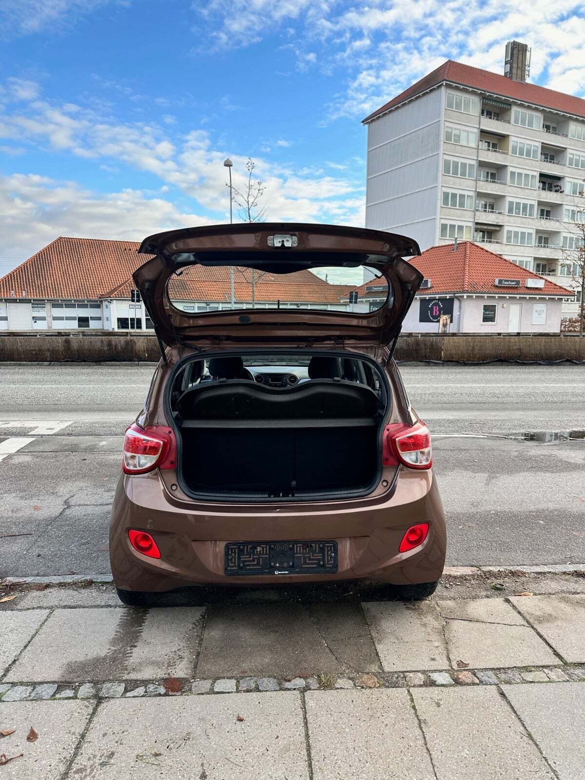 Brun Hyundai i10 fra 2016