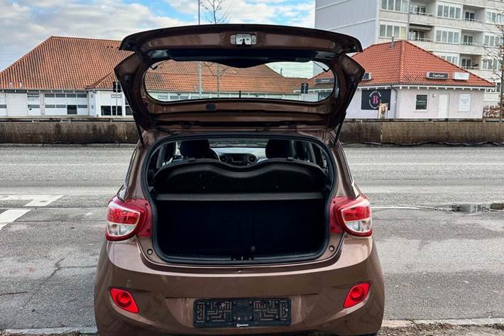 Brun Hyundai i10 fra 2016