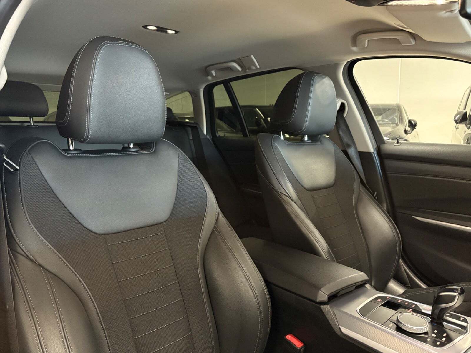 Grå BMW 330e fra 2020