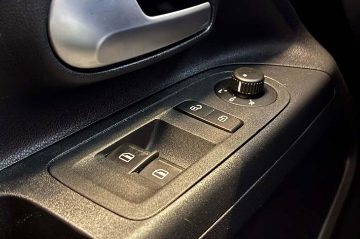 Hvid VW E-UP! fra 2022 set indefra