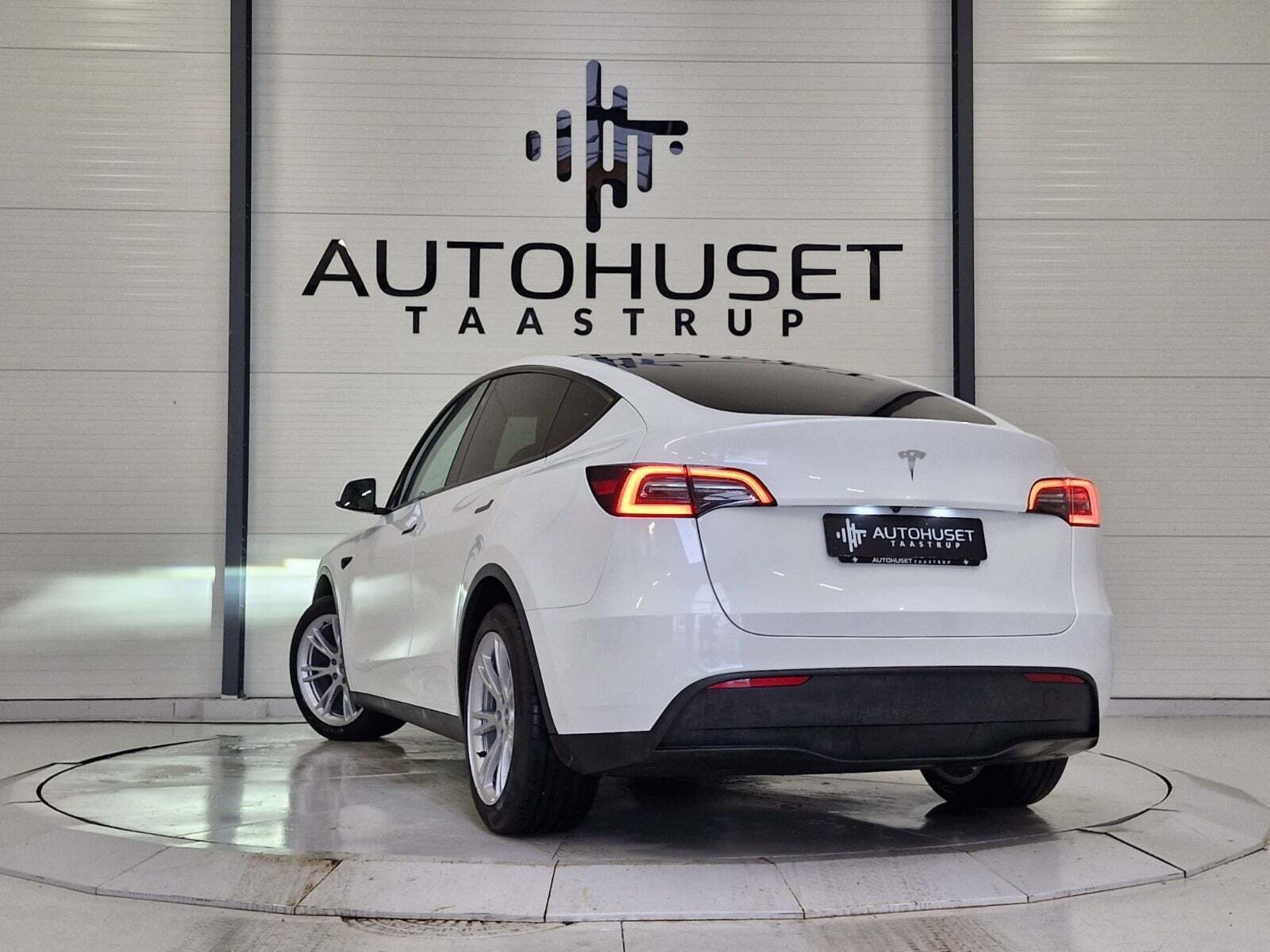 Hvid Tesla Model Y fra 2023