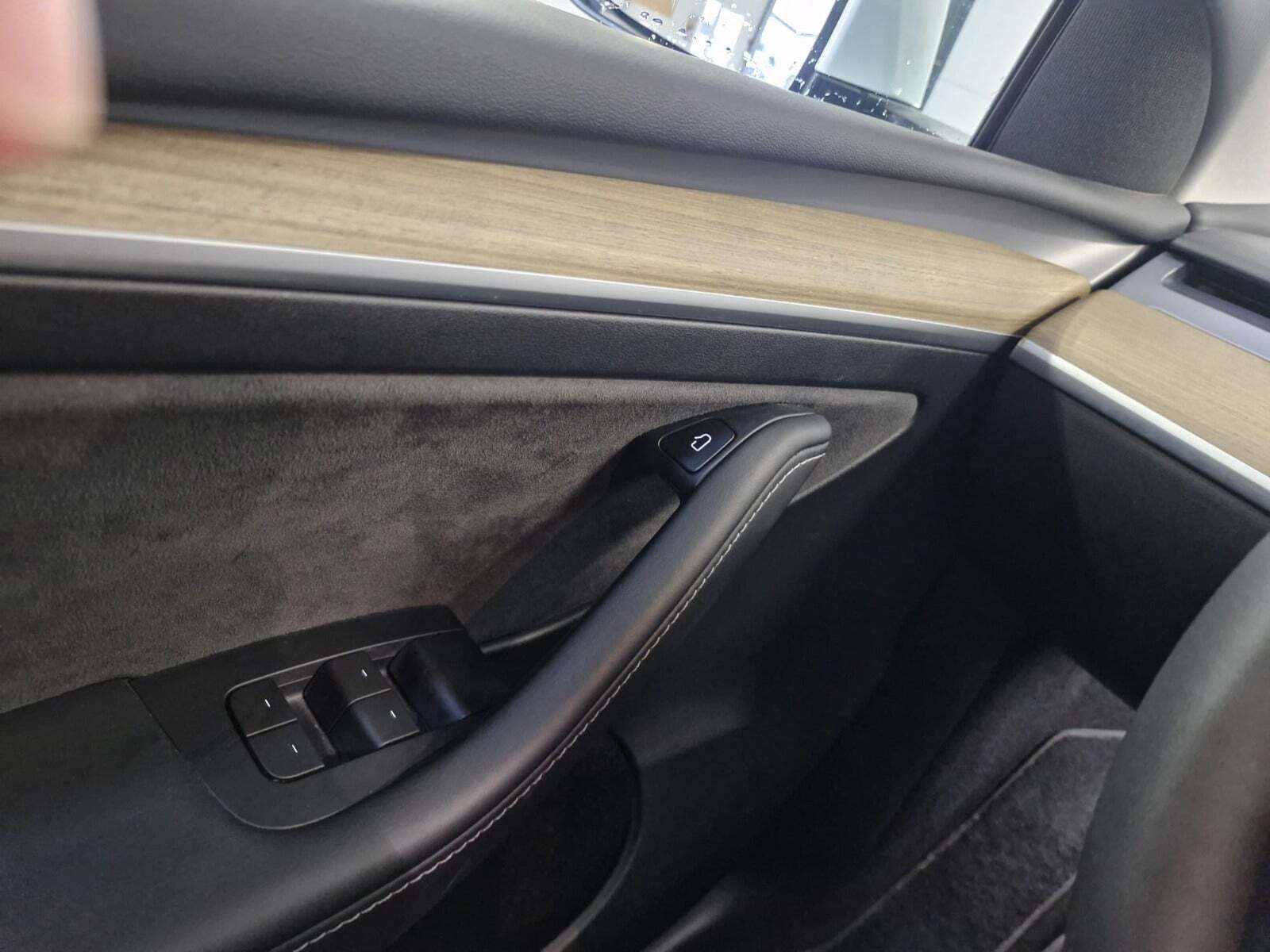 Hvid Tesla Model Y fra 2023