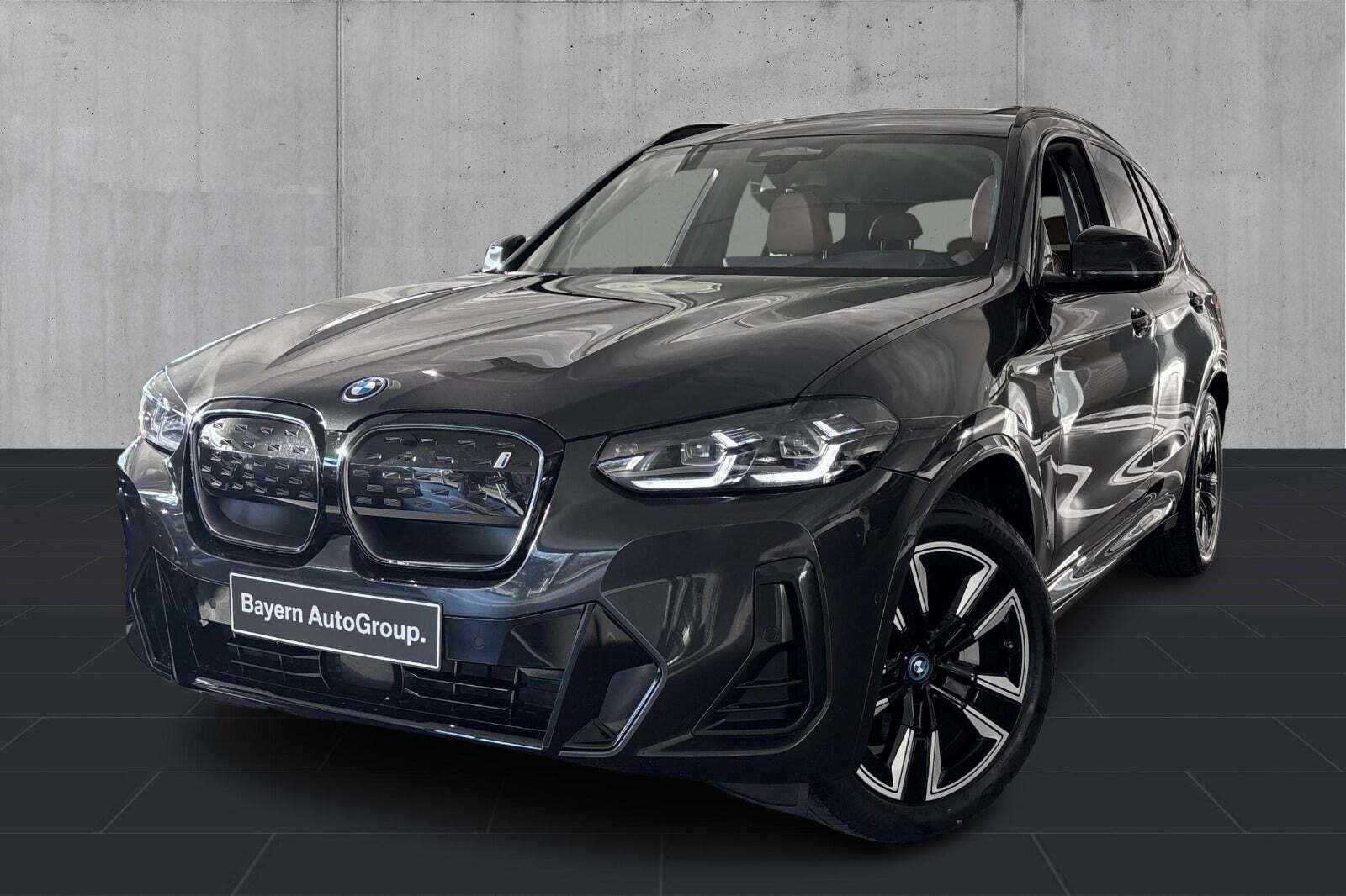 Grå BMW iX3 fra 2022 set udefra
