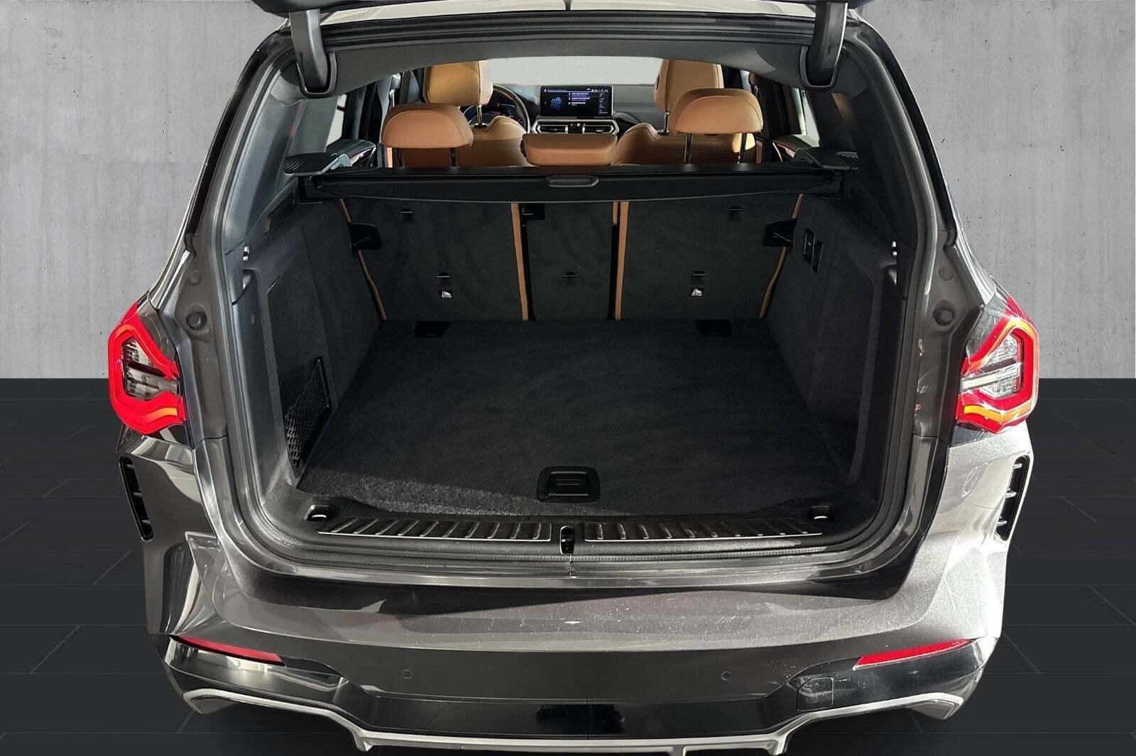 Grå BMW iX3 fra 2022