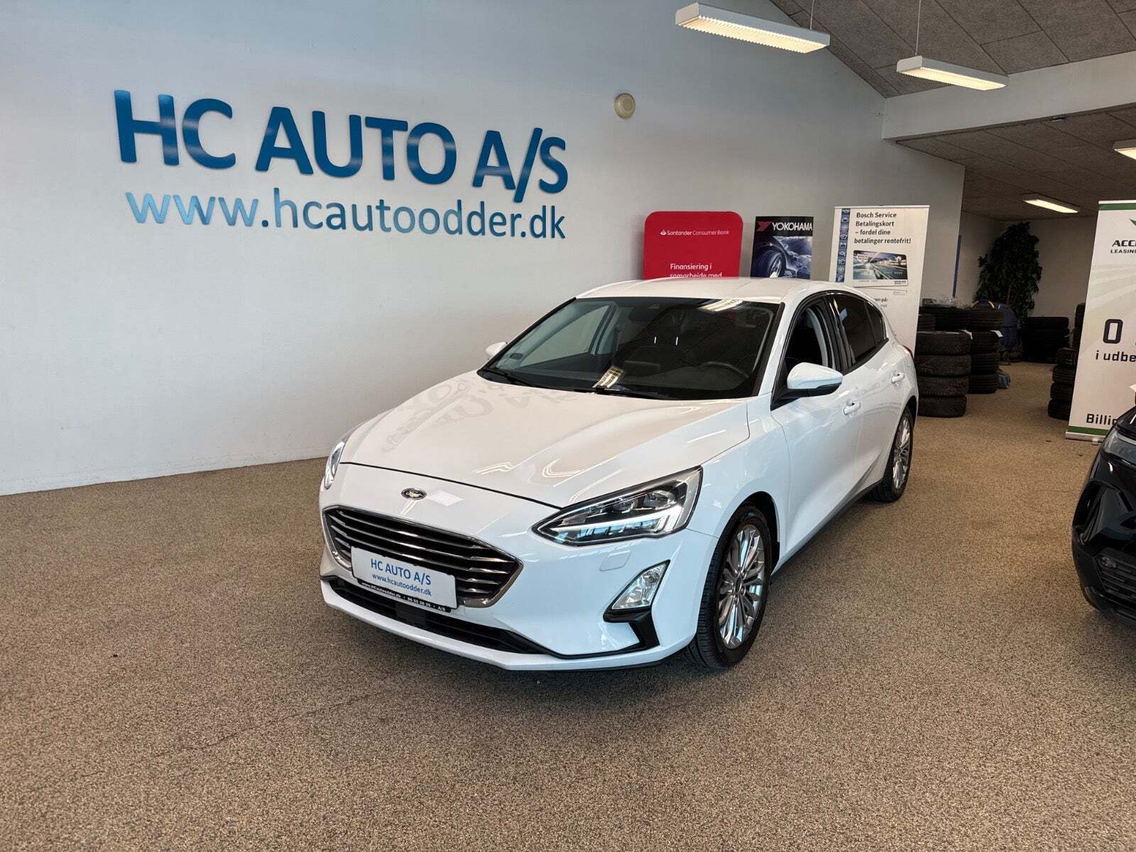 Hvid Ford Focus fra 2019 set udefra