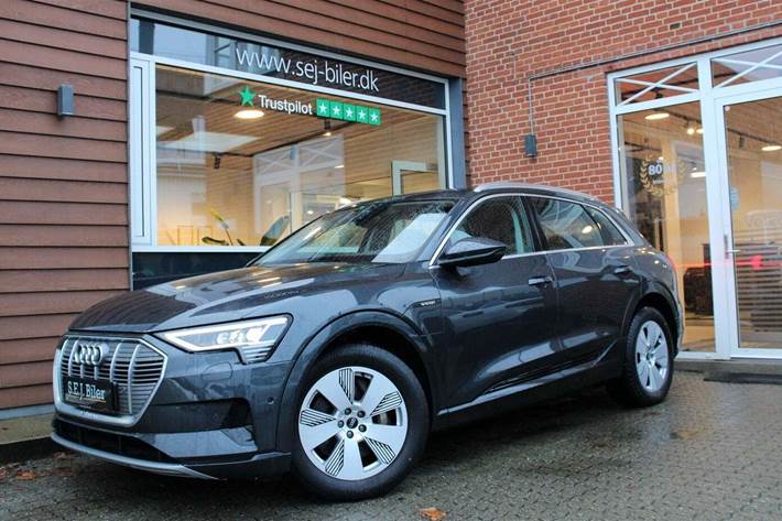 Grå Audi e-tron fra 2022 set udefra