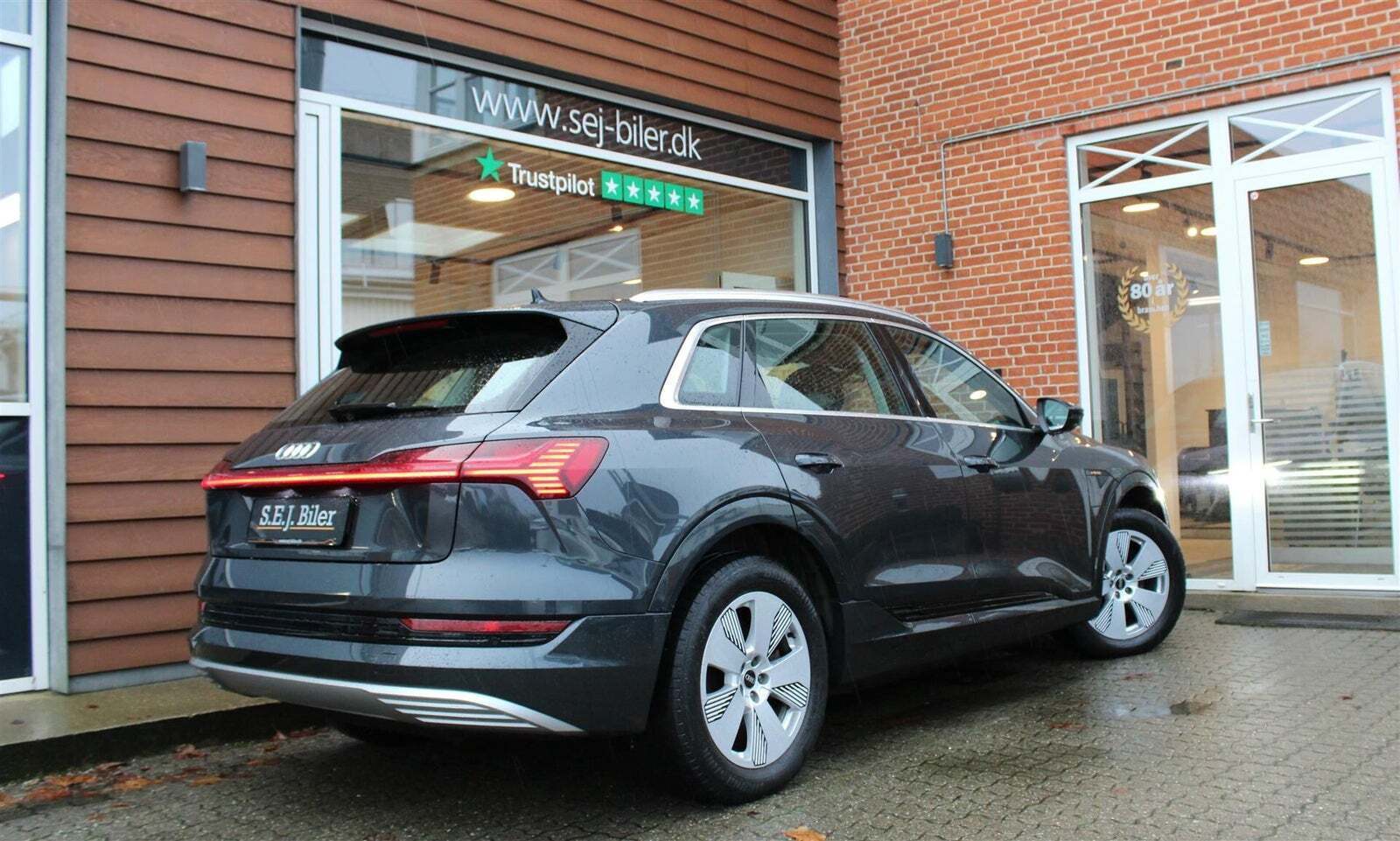 Grå Audi e-tron fra 2022